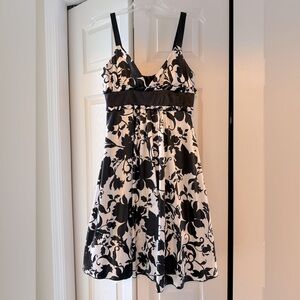 Women’s Intrigue Black and White Floral Cocktail Dress, size 6